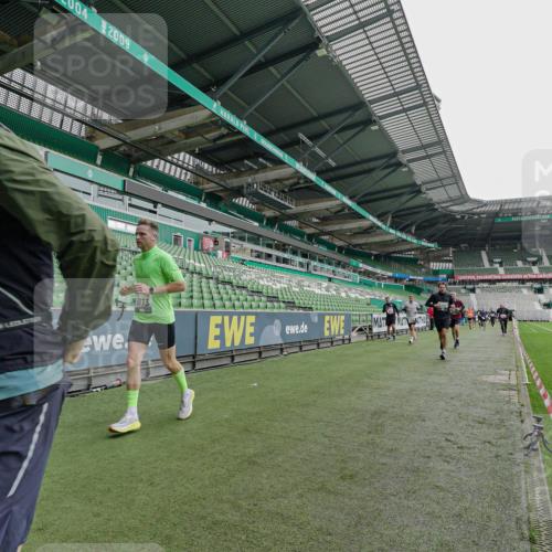 05.10.2025 - 20. swb-Marathon Bremen Michael Burmester http://msf.ph/oto/9231214 05.10.2025 12:50:11 Laufen im Stadion 150, 217, 270, 287, 424, 511, 679, 736, 845, 906, 939, 1025, 1359, 1388, 1707, 1876, 1904, 2381, 2721, 3228, 3259, 3353, 3738, 3885, 4006, 4318, 4367, 4438, 4870, 4938, 5118, 5184, 5389, 5418, 5564, 5873, 5894, 6214, 6216, 6281, 6717, 6805, 7647, 7826, 7963, 7987, 8401, 8536, 8873, 8907, 9118, 150, 187, 270, 1257, 1535, 1609, 1727, 1876, 2044, 2356, 3124, 3544, 3738, 3960, 6431, 6619, 6877, 8216 meine-sportfotos.de
