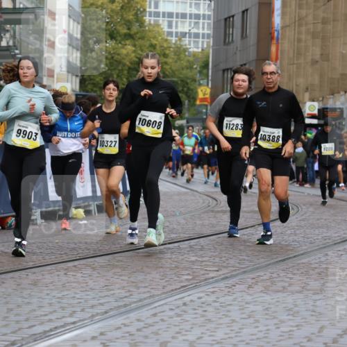 05.10.2025 - 20. swb-Marathon Bremen Strokosch-Dieckow http://msf.ph/oto/9231223 05.10.2025 10:52:29 Ziel 8888, 9172, 9439, 9903, 10241, 10327, 10388, 10608, 11283, 11387, 11413, 11528 meine-sportfotos.de