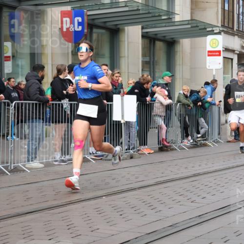 05.10.2025 - 20. swb-Marathon Bremen Strokosch-Dieckow http://msf.ph/oto/9231236 05.10.2025 10:39:10 Ziel 7111, 9239, 9289, 9671, 9863, 10525, 10908, 11067, 11343, 11418, 11474, 7111, 9239, 9289, 9671, 9863, 10525, 10908, 11067, 11343, 11418, 11474 meine-sportfotos.de