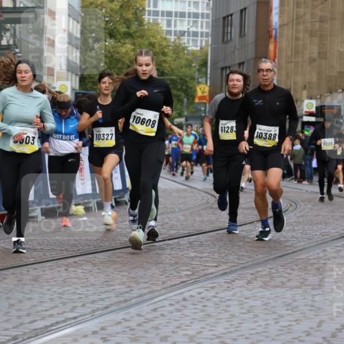 05.10.2025 - 20. swb-Marathon Bremen Strokosch-Dieckow http://msf.ph/oto/9231242 05.10.2025 10:52:29 Ziel 8888, 9172, 9439, 9903, 10241, 10327, 10388, 10608, 11283, 11387, 11413, 11528 meine-sportfotos.de