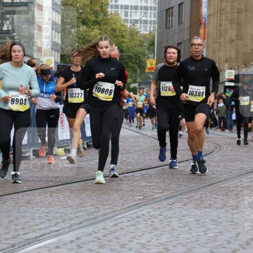 05.10.2025 - 20. swb-Marathon Bremen Strokosch-Dieckow http://msf.ph/oto/9231261 05.10.2025 10:52:29 Ziel 8888, 9172, 9439, 9903, 10241, 10327, 10388, 10608, 11283, 11387, 11413, 11528 meine-sportfotos.de