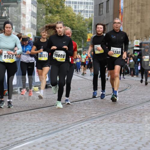 05.10.2025 - 20. swb-Marathon Bremen Strokosch-Dieckow http://msf.ph/oto/9231284 05.10.2025 10:52:29 Ziel 8888, 9172, 9439, 9903, 10241, 10327, 10388, 10608, 11283, 11387, 11413, 11528 meine-sportfotos.de