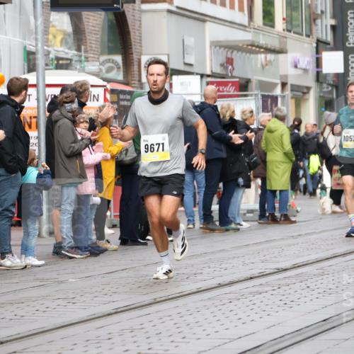 05.10.2025 - 20. swb-Marathon Bremen Strokosch-Dieckow http://msf.ph/oto/9231302 05.10.2025 10:39:16 Ziel 9289, 9671, 10525, 10753, 11343, 11349, 11418, 11474, 9289, 9671, 10525, 10753, 11343, 11349, 11418, 11474 meine-sportfotos.de
