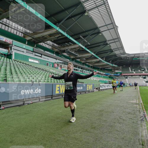 05.10.2025 - 20. swb-Marathon Bremen Michael Burmester http://msf.ph/oto/9231307 05.10.2025 12:50:30 Laufen im Stadion 122, 217, 287, 511, 679, 688, 736, 745, 845, 906, 939, 1025, 1033, 1044, 1166, 1359, 1388, 1450, 1707, 2381, 2721, 3228, 3259, 3291, 3353, 3885, 4006, 4318, 4366, 4367, 4938, 4962, 5118, 5184, 5389, 5418, 5564, 5873, 5894, 6214, 6216, 6252, 6281, 6681, 6717, 7493, 7826, 7963, 8401, 8536, 8873, 8907, 8995, 9118, 150, 187, 270, 424, 1876, 1904, 2356, 3738, 4438, 4870, 6805, 7647, 7987 meine-sportfotos.de