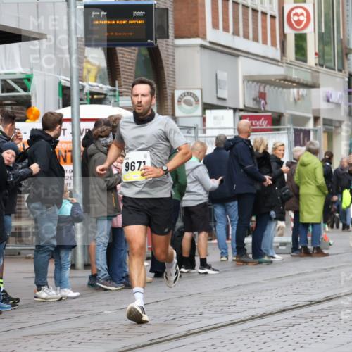 05.10.2025 - 20. swb-Marathon Bremen Strokosch-Dieckow http://msf.ph/oto/9231310 05.10.2025 10:39:16 Ziel 9289, 9671, 10525, 10753, 11343, 11349, 11418, 11474, 9289, 9671, 10525, 10753, 11343, 11349, 11418, 11474 meine-sportfotos.de