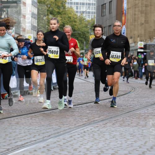 05.10.2025 - 20. swb-Marathon Bremen Strokosch-Dieckow http://msf.ph/oto/9231325 05.10.2025 10:52:29 Ziel 8888, 9172, 9439, 9903, 10241, 10327, 10388, 10608, 11283, 11387, 11413, 11528 meine-sportfotos.de