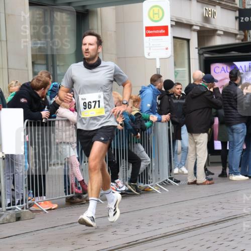 05.10.2025 - 20. swb-Marathon Bremen Strokosch-Dieckow http://msf.ph/oto/9231363 05.10.2025 10:39:19 Ziel 9289, 9671, 9922, 10052, 10171, 10175, 10176, 10525, 10753, 11335, 11349, 11418, 11474, 9289, 9671, 9922, 10052, 10171, 10175, 10176, 10525, 10753, 11335, 11349, 11418, 11474 meine-sportfotos.de