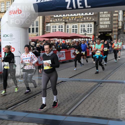 05.10.2025 - 20. swb-Marathon Bremen Yannick Fuchs http://msf.ph/oto/9231412 05.10.2025 11:02:58 Ziel 9331, 9360, 9516, 9846, 10129, 10167, 10207, 10530, 10656, 10734, 10803, 10804, 10940, 11087, 11193, 11504, 11576, 11667, 11668 meine-sportfotos.de