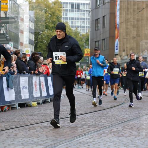 05.10.2025 - 20. swb-Marathon Bremen Strokosch-Dieckow http://msf.ph/oto/9231423 05.10.2025 10:52:38 Ziel 9209, 9439, 9517, 10548, 10833, 11587 meine-sportfotos.de