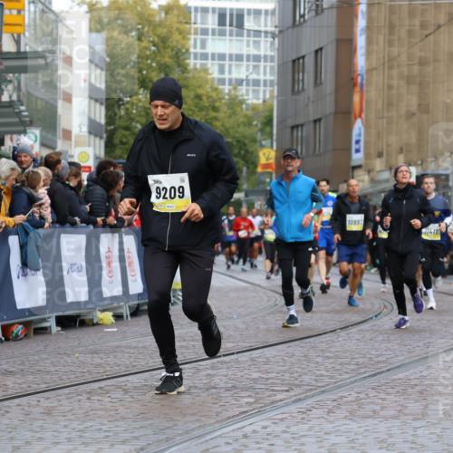 05.10.2025 - 20. swb-Marathon Bremen Strokosch-Dieckow http://msf.ph/oto/9231457 05.10.2025 10:52:38 Ziel 9209, 9439, 9517, 10548, 10833, 11587 meine-sportfotos.de