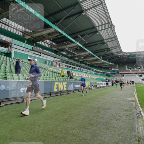 05.10.2025 - 20. swb-Marathon Bremen Michael Burmester http://msf.ph/oto/9231499 05.10.2025 12:51:02 Laufen im Stadion 122, 334, 503, 601, 688, 736, 745, 1025, 1033, 1037, 1044, 1166, 1359, 1450, 1499, 1577, 1689, 1701, 1909, 2059, 2381, 2493, 3267, 3291, 3419, 3608, 3661, 4032, 4104, 4366, 4654, 4962, 5184, 5418, 5551, 5817, 5838, 6066, 6210, 6252, 6401, 6477, 6681, 6775, 7493, 7723, 8083, 8995, 679, 845, 906, 939, 1388, 1707, 2721, 3228, 3259, 3353, 4318, 4367, 4938, 5118, 5389, 5564, 5873, 6216, 6281, 6717, 7826, 7963, 8907 meine-sportfotos.de