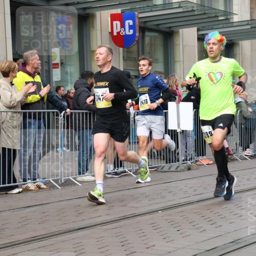 05.10.2025 - 20. swb-Marathon Bremen Strokosch-Dieckow http://msf.ph/oto/9231517 05.10.2025 10:39:25 Ziel 9213, 9289, 9671, 9922, 10052, 10171, 10175, 10176, 10525, 10753, 11335, 11349, 11418, 11474, 9213, 9289, 9671, 9922, 10052, 10171, 10175, 10176, 10525, 10753, 11335, 11349, 11418, 11474 meine-sportfotos.de