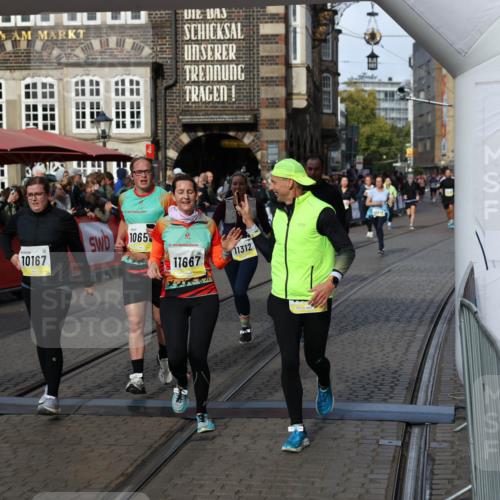 05.10.2025 - 20. swb-Marathon Bremen Yannick Fuchs http://msf.ph/oto/9231623 05.10.2025 11:03:01 Ziel 9644, 9846, 10129, 10167, 10207, 10656, 10734, 10940, 11087, 11193, 11312, 11504, 11576, 11667, 11668, 11735 meine-sportfotos.de