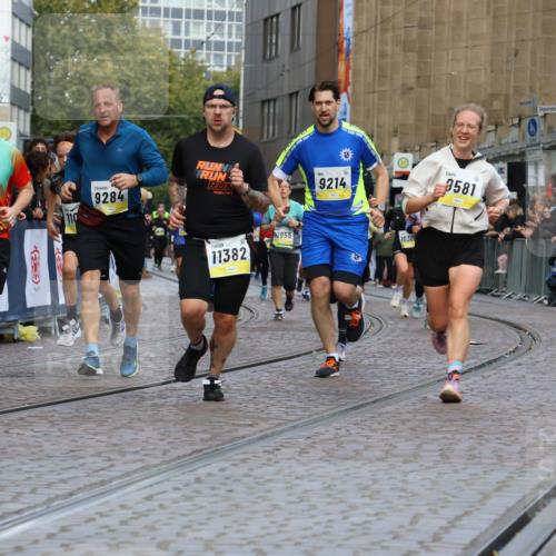 05.10.2025 - 20. swb-Marathon Bremen Strokosch-Dieckow http://msf.ph/oto/9231646 05.10.2025 10:52:46 Ziel 9214, 9284, 9501, 9581, 9830, 9985, 10308, 10309, 10514, 10833, 10997, 11012, 11382, 11417, 11587 meine-sportfotos.de