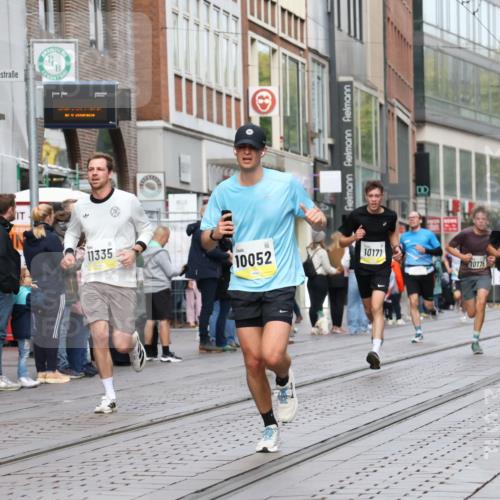 05.10.2025 - 20. swb-Marathon Bremen Strokosch-Dieckow http://msf.ph/oto/9231659 05.10.2025 10:39:34 Ziel 9213, 9922, 10052, 10171, 10175, 10176, 10276, 10753, 11335, 11349, 11567, 9213, 9922, 10052, 10171, 10175, 10176, 10276, 10753, 11335, 11349, 11567 meine-sportfotos.de
