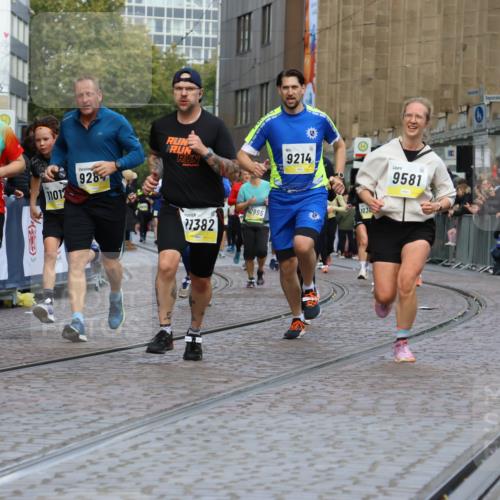 05.10.2025 - 20. swb-Marathon Bremen Strokosch-Dieckow http://msf.ph/oto/9231667 05.10.2025 10:52:46 Ziel 9214, 9284, 9501, 9581, 9830, 9985, 10308, 10309, 10514, 10833, 10997, 11012, 11382, 11417, 11587 meine-sportfotos.de