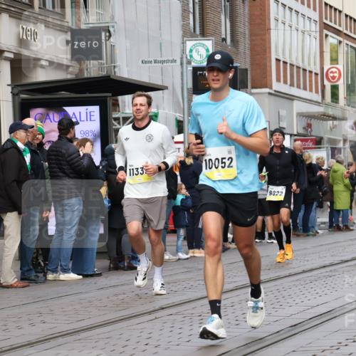 05.10.2025 - 20. swb-Marathon Bremen Strokosch-Dieckow http://msf.ph/oto/9231690 05.10.2025 10:39:35 Ziel 9213, 9922, 10052, 10171, 10175, 10176, 10276, 10753, 11335, 11349, 11567, 9213, 9922, 10052, 10171, 10175, 10176, 10276, 10753, 11335, 11349, 11567 meine-sportfotos.de