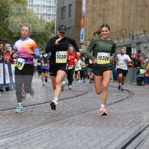 05.10.2025 - 20. swb-Marathon Bremen Strokosch-Dieckow http://msf.ph/oto/9231708 05.10.2025 10:52:52 Ziel 9187, 9214, 9284, 9501, 9830, 9918, 9985, 10308, 10309, 10514, 10779, 10955, 10997, 11722 meine-sportfotos.de