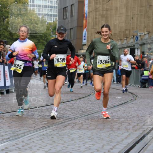 05.10.2025 - 20. swb-Marathon Bremen Strokosch-Dieckow http://msf.ph/oto/9231733 05.10.2025 10:52:52 Ziel 9187, 9214, 9284, 9501, 9830, 9918, 9985, 10308, 10309, 10514, 10779, 10955, 10997, 11722 meine-sportfotos.de