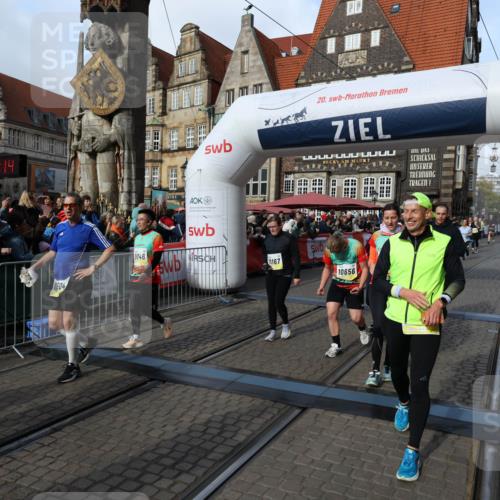 05.10.2025 - 20. swb-Marathon Bremen Yannick Fuchs http://msf.ph/oto/9231741 05.10.2025 11:03:03 Ziel 9644, 9846, 10167, 10207, 10656, 10734, 10876, 10940, 11087, 11312, 11504, 11576, 11667, 11668, 11735 meine-sportfotos.de