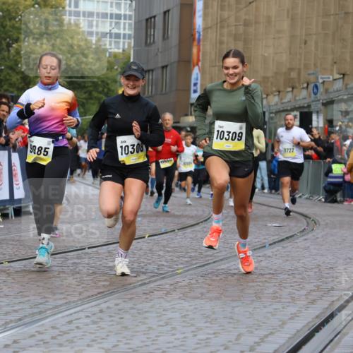 05.10.2025 - 20. swb-Marathon Bremen Strokosch-Dieckow http://msf.ph/oto/9231756 05.10.2025 10:52:52 Ziel 9187, 9214, 9284, 9501, 9830, 9918, 9985, 10308, 10309, 10514, 10779, 10955, 10997, 11722 meine-sportfotos.de