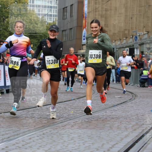 05.10.2025 - 20. swb-Marathon Bremen Strokosch-Dieckow http://msf.ph/oto/9231772 05.10.2025 10:52:52 Ziel 9187, 9214, 9284, 9501, 9830, 9918, 9985, 10308, 10309, 10514, 10779, 10955, 10997, 11722 meine-sportfotos.de