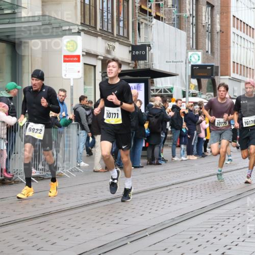 05.10.2025 - 20. swb-Marathon Bremen Strokosch-Dieckow http://msf.ph/oto/9231788 05.10.2025 10:39:38 Ziel 9213, 9922, 10052, 10171, 10175, 10176, 10276, 10753, 11335, 11567, 9213, 9922, 10052, 10171, 10175, 10176, 10276, 10753, 11335, 11567 meine-sportfotos.de