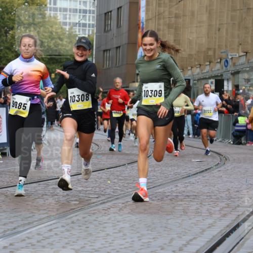 05.10.2025 - 20. swb-Marathon Bremen Strokosch-Dieckow http://msf.ph/oto/9231791 05.10.2025 10:52:52 Ziel 9187, 9214, 9284, 9501, 9830, 9918, 9985, 10308, 10309, 10514, 10779, 10955, 10997, 11722 meine-sportfotos.de