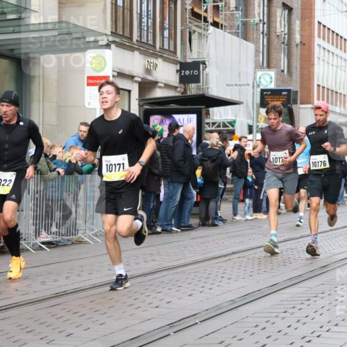 05.10.2025 - 20. swb-Marathon Bremen Strokosch-Dieckow http://msf.ph/oto/9231800 05.10.2025 10:39:39 Ziel 9213, 9922, 10052, 10171, 10175, 10176, 10276, 11335, 11567, 9213, 9922, 10052, 10171, 10175, 10176, 10276, 11335, 11567 meine-sportfotos.de