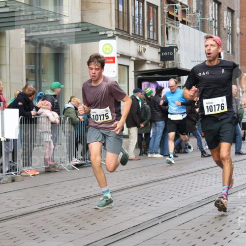 05.10.2025 - 20. swb-Marathon Bremen Strokosch-Dieckow http://msf.ph/oto/9231857 05.10.2025 10:39:40 Ziel 9213, 9922, 10052, 10171, 10175, 10176, 10276, 11335, 11567, 9213, 9922, 10052, 10171, 10175, 10176, 10276, 11335, 11567 meine-sportfotos.de