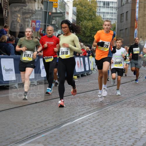 05.10.2025 - 20. swb-Marathon Bremen Strokosch-Dieckow http://msf.ph/oto/9231864 05.10.2025 10:52:59 Ziel 9187, 9650, 9918, 10064, 10128, 10539, 10779, 10955, 11259, 11398, 11411, 11450, 11722 meine-sportfotos.de