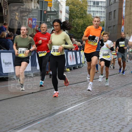 05.10.2025 - 20. swb-Marathon Bremen Strokosch-Dieckow http://msf.ph/oto/9231893 05.10.2025 10:52:59 Ziel 9187, 9650, 9918, 10064, 10128, 10539, 10779, 10955, 11259, 11398, 11411, 11450, 11722 meine-sportfotos.de