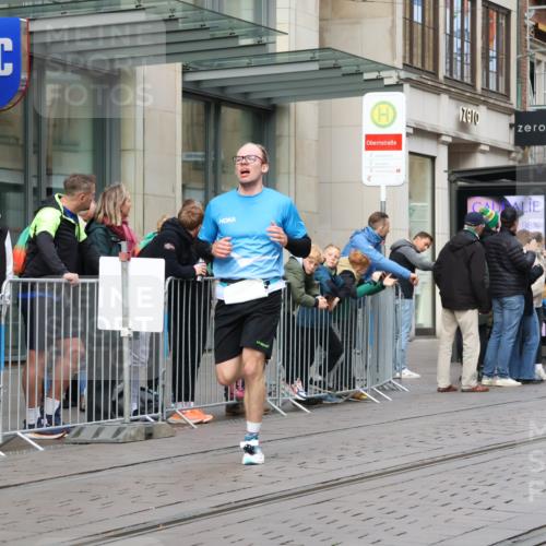 05.10.2025 - 20. swb-Marathon Bremen Strokosch-Dieckow http://msf.ph/oto/9231894 05.10.2025 10:39:42 Ziel 9213, 9922, 10052, 10171, 10175, 10176, 10276, 11335, 11567, 9213, 9922, 10052, 10171, 10175, 10176, 10276, 11335, 11567 meine-sportfotos.de