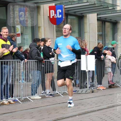 05.10.2025 - 20. swb-Marathon Bremen Strokosch-Dieckow http://msf.ph/oto/9231919 05.10.2025 10:39:43 Ziel 9213, 9922, 10175, 10176, 10276, 11335, 11567, 9213, 9922, 10175, 10176, 10276, 11335, 11567 meine-sportfotos.de