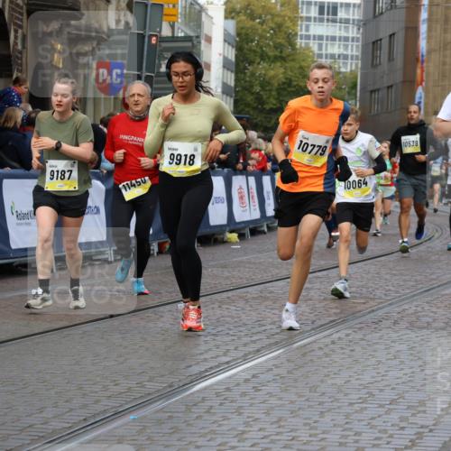 05.10.2025 - 20. swb-Marathon Bremen Strokosch-Dieckow http://msf.ph/oto/9231942 05.10.2025 10:52:59 Ziel 9187, 9650, 9918, 10064, 10128, 10539, 10779, 10955, 11259, 11398, 11411, 11450, 11722 meine-sportfotos.de