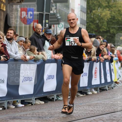 05.10.2025 - 20. swb-Marathon Bremen Strokosch-Dieckow http://msf.ph/oto/9231951 05.10.2025 12:31:13 Ziel 157 meine-sportfotos.de