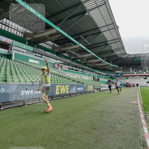 05.10.2025 - 20. swb-Marathon Bremen Michael Burmester http://msf.ph/oto/9231982 05.10.2025 12:52:19 Laufen im Stadion 615, 754, 793, 914, 1029, 1298, 1550, 1552, 1926, 2595, 3033, 3041, 3178, 3626, 4362, 4652, 4781, 4805, 4914, 5068, 5108, 5416, 5447, 5459, 5561, 5675, 5847, 6367, 6630, 6773, 7012, 7031, 7277, 7293, 7313, 7416, 7419, 7634, 7773, 7975, 8218, 8534, 8558, 8580, 8701, 8921, 9115, 10338, 750, 1064, 1120, 1314, 1577, 1701, 1748, 1911, 2279, 2283, 2350, 2447, 2526, 4260, 4687, 5910, 6775, 7713, 7723, 8066, 8682, 8740, 8780 meine-sportfotos.de