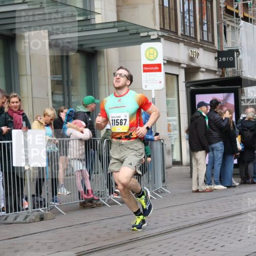 05.10.2025 - 20. swb-Marathon Bremen Strokosch-Dieckow http://msf.ph/oto/9232004 05.10.2025 10:39:59 Ziel 10070, 10565, 10658, 10686, 11567, 10070, 10565, 10658, 10686, 11567 meine-sportfotos.de