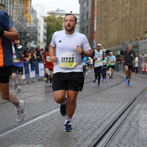 05.10.2025 - 20. swb-Marathon Bremen Strokosch-Dieckow http://msf.ph/oto/9232018 05.10.2025 10:53:01 Ziel 9187, 9650, 9918, 10064, 10128, 10539, 10779, 11259, 11300, 11398, 11411, 11450, 11722 meine-sportfotos.de