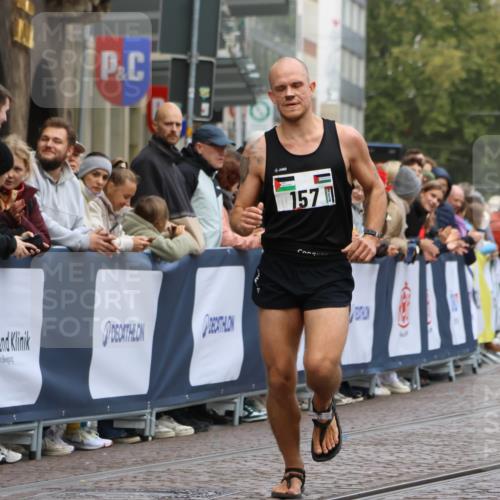 05.10.2025 - 20. swb-Marathon Bremen Strokosch-Dieckow http://msf.ph/oto/9232026 05.10.2025 12:31:13 Ziel 157 meine-sportfotos.de