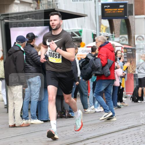 05.10.2025 - 20. swb-Marathon Bremen Strokosch-Dieckow http://msf.ph/oto/9232053 05.10.2025 10:40:04 Ziel 10070, 10565, 10658, 10686, 11114, 10070, 10565, 10658, 10686, 11114 meine-sportfotos.de