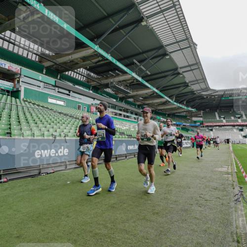 05.10.2025 - 20. swb-Marathon Bremen Michael Burmester http://msf.ph/oto/9232055 05.10.2025 12:52:32 Laufen im Stadion 550, 590, 615, 793, 1029, 1298, 1431, 1550, 1552, 1600, 2595, 3033, 3041, 3178, 3626, 4218, 4362, 4746, 4805, 4914, 4935, 5068, 5108, 5416, 5447, 5459, 5561, 5675, 6367, 6630, 6677, 7012, 7031, 7277, 7293, 7313, 7416, 7419, 7634, 7773, 7975, 8218, 8297, 8349, 8431, 8534, 8558, 8580, 8701, 8921, 9115, 10338, 754, 914, 1120, 1748, 1926, 2283, 2447, 4652, 4781, 5847, 5910, 6773, 7713, 8740 meine-sportfotos.de