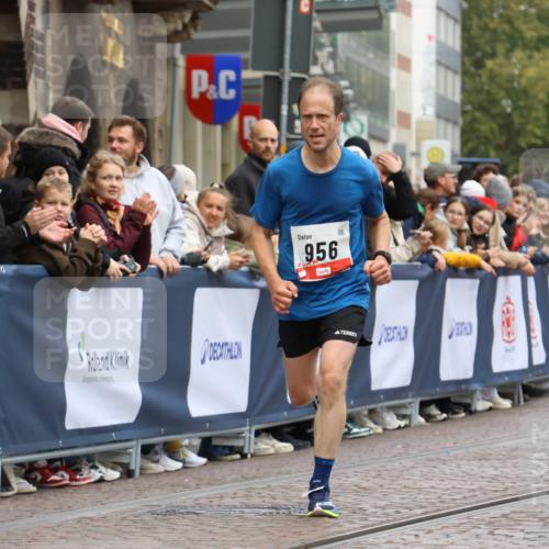 05.10.2025 - 20. swb-Marathon Bremen Strokosch-Dieckow http://msf.ph/oto/9232069 05.10.2025 12:31:42 Ziel 956, 1771 meine-sportfotos.de
