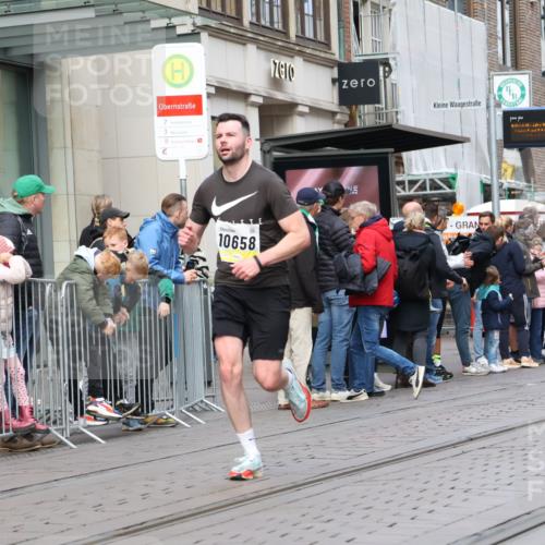 05.10.2025 - 20. swb-Marathon Bremen Strokosch-Dieckow http://msf.ph/oto/9232073 05.10.2025 10:40:05 Ziel 10070, 10565, 10658, 10686, 11114, 10070, 10565, 10658, 10686, 11114 meine-sportfotos.de