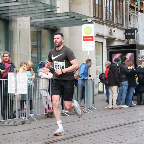 05.10.2025 - 20. swb-Marathon Bremen Strokosch-Dieckow http://msf.ph/oto/9232081 05.10.2025 10:40:06 Ziel 10070, 10565, 10658, 10686, 11114, 10070, 10565, 10658, 10686, 11114 meine-sportfotos.de