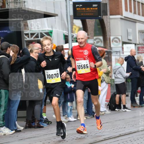 05.10.2025 - 20. swb-Marathon Bremen Strokosch-Dieckow http://msf.ph/oto/9232108 05.10.2025 10:40:10 Ziel 10070, 10565, 10658, 10686, 11114, 10070, 10565, 10658, 10686, 11114 meine-sportfotos.de