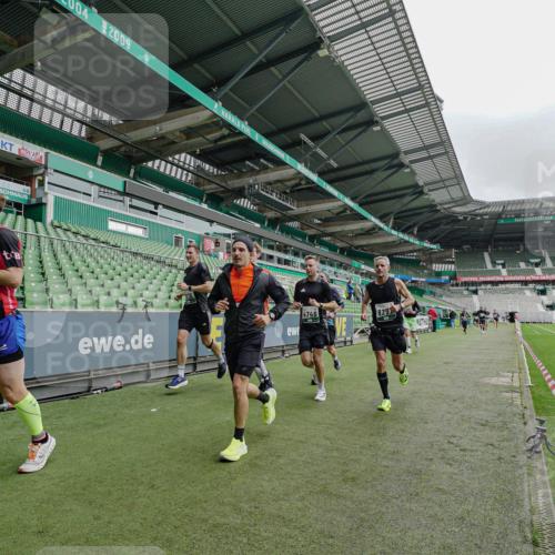 05.10.2025 - 20. swb-Marathon Bremen Michael Burmester http://msf.ph/oto/9232117 05.10.2025 12:52:41 Laufen im Stadion 550, 590, 615, 793, 832, 1298, 1367, 1431, 1550, 1552, 1600, 2072, 2075, 2595, 3033, 3041, 3626, 4132, 4218, 4362, 4573, 4746, 4805, 4914, 4935, 5169, 5447, 5459, 5561, 5675, 5866, 6367, 6630, 6677, 7012, 7031, 7277, 7293, 7416, 7634, 7773, 7975, 8218, 8297, 8349, 8431, 8558, 8580, 8701, 8921, 9115, 10338, 754, 914, 1029, 1926, 3178, 4652, 4781, 5068, 5108, 5416, 5847, 6773, 7031, 7313, 7419, 8534 meine-sportfotos.de