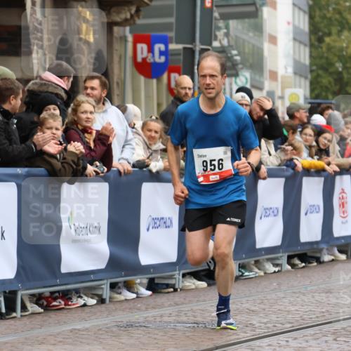 05.10.2025 - 20. swb-Marathon Bremen Strokosch-Dieckow http://msf.ph/oto/9232119 05.10.2025 12:31:42 Ziel 956, 1771 meine-sportfotos.de