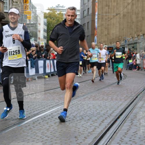 05.10.2025 - 20. swb-Marathon Bremen Strokosch-Dieckow http://msf.ph/oto/9232134 05.10.2025 10:53:05 Ziel 9449, 9650, 9703, 9834, 10128, 10242, 10349, 10460, 10466, 10539, 11259, 11300, 11398, 11411, 11450 meine-sportfotos.de