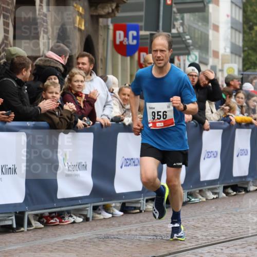 05.10.2025 - 20. swb-Marathon Bremen Strokosch-Dieckow http://msf.ph/oto/9232142 05.10.2025 12:31:42 Ziel 956, 1771 meine-sportfotos.de